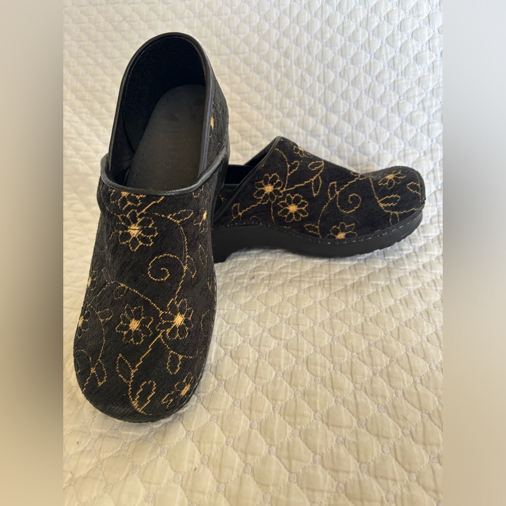 Dansko Sanita NWOB Tapestry Clogs
